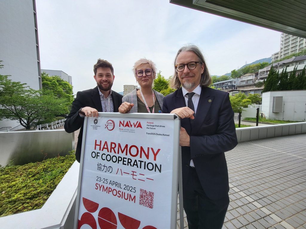 Prorektor dr hab. Magdalena Barwiołek, prof. UMK, prorektor dr hab. Adam Kola, prof. UMK, dr Michał Bomastyk trzymający plakat Sympozjum